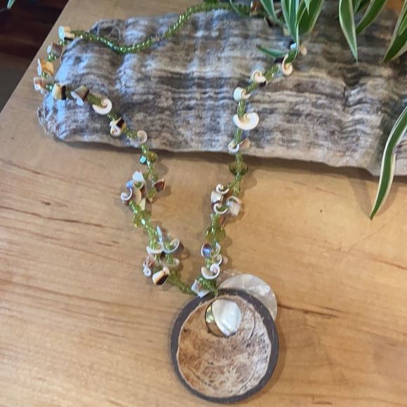 Coconut shell beaded shell necklace - Picture 5 of 6